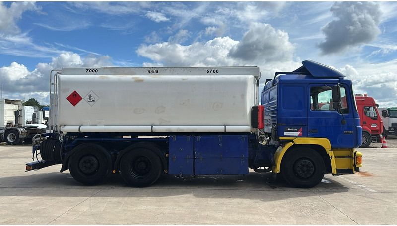 MAN 26.402 (18.000 L / 6X2 / 6 CYLINDER / FRONT STEEL / 3 COMPARTIMENTS) - شاحنة صهريج: صورة 4 MAN 26.402 (18.000 L / 6X2 / 6 CYLINDER / FRONT STEEL / 3 COMPARTIMENTS) - شاحنة صهريج: صورة 4