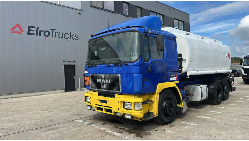 MAN 26.402 (18.000 L / 6X2 / 6 CYLINDER / FRONT STEEL / 3 COMPARTIMENTS) - شاحنة صهريج: صورة 1 MAN 26.402 (18.000 L / 6X2 / 6 CYLINDER / FRONT STEEL / 3 COMPARTIMENTS) - شاحنة صهريج: صورة 1