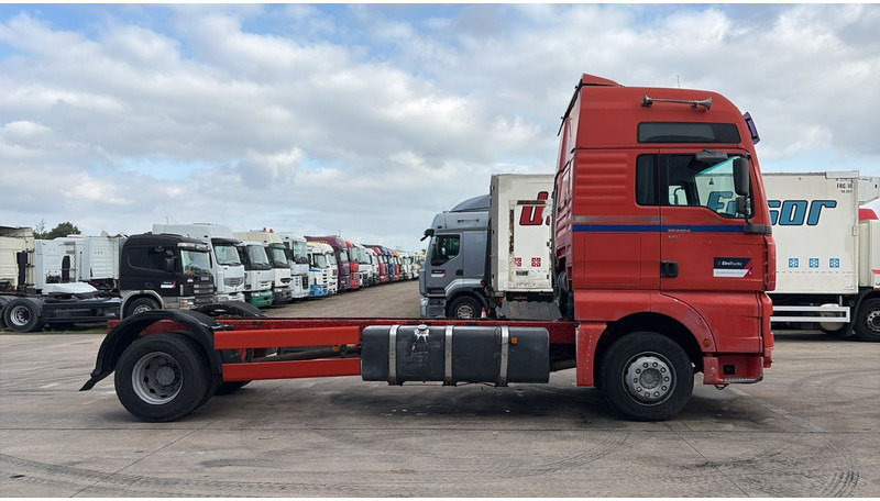 MAN TGA 18.410 (POMPE MANUELLE / MANUAL PUMP / BOITE MANUELLE / MANUAL GEARBOX) - شاحنة بهيكل معدني للمقصورة: صورة 4 MAN TGA 18.410 (POMPE MANUELLE / MANUAL PUMP / BOITE MANUELLE / MANUAL GEARBOX) - شاحنة بهيكل معدني للمقصورة: صورة 4