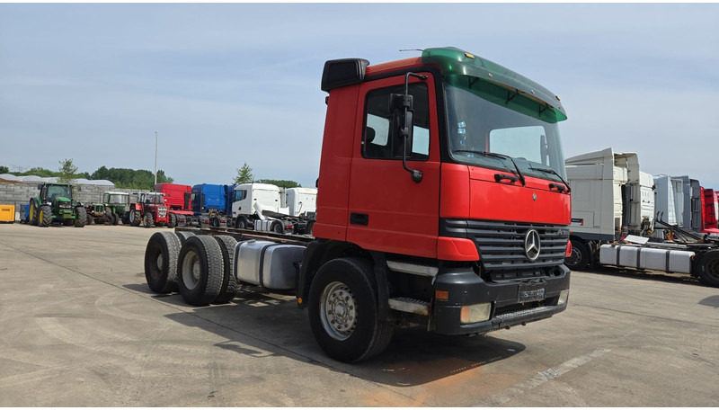 Mercedes-Benz ACTROS 2640 (EPS / 3 PEDALES / V6 / LAMES / GRAND PONT / EURO 2 / SEMI-AUTO) - شاحنة بهيكل معدني للمقصورة: صورة 3 Mercedes-Benz ACTROS 2640 (EPS / 3 PEDALES / V6 / LAMES / GRAND PONT / EURO 2 / SEMI-AUTO) - شاحنة بهيكل معدني للمقصورة: صورة 3