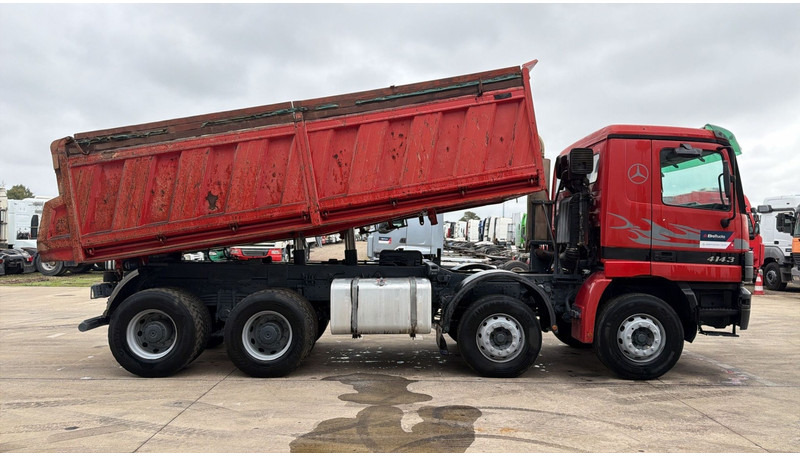Mercedes-Benz Actros 4143 (GRAND PONT / BOITE MANUELLE / LAMES / 8X4 / STEEL SUSP.) - شاحنة قلاب: صورة 4 Mercedes-Benz Actros 4143 (GRAND PONT / BOITE MANUELLE / LAMES / 8X4 / STEEL SUSP.) - شاحنة قلاب: صورة 4