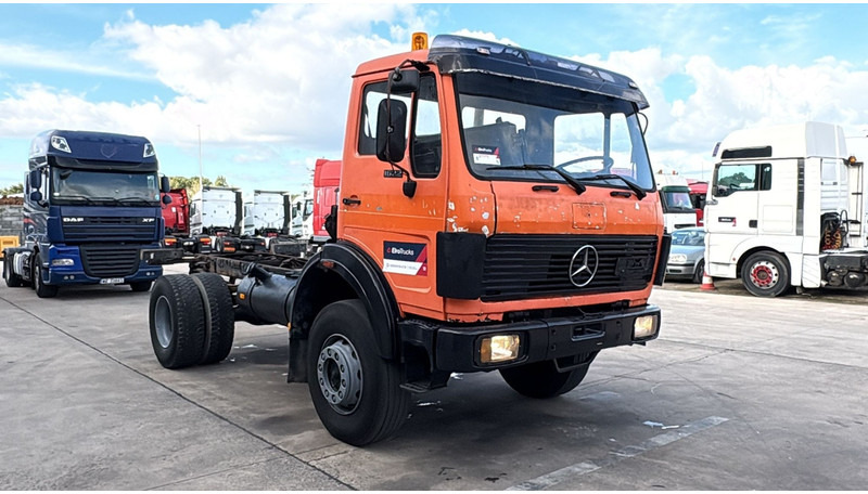 Mercedes-Benz SK 1622 (4X4 / LAMES / GRAND PONT / V6 / BIG AXLE / POMPE MANUELLE) - شاحنة بهيكل معدني للمقصورة: صورة 3 Mercedes-Benz SK 1622 (4X4 / LAMES / GRAND PONT / V6 / BIG AXLE / POMPE MANUELLE) - شاحنة بهيكل معدني للمقصورة: صورة 3