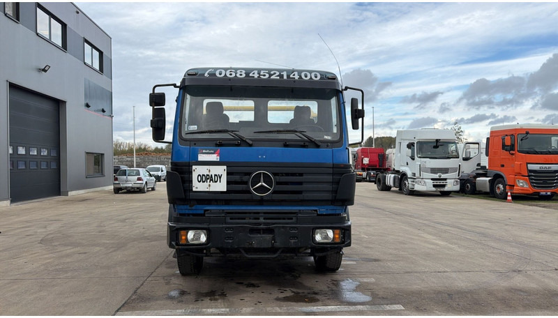 Mercedes-Benz SK 1831 (LAMES / STEEL SUSP. / V6 / BOITE MANUELLE / GRANT PONT / BIG AXLE) - ناقلة حاويات/ شاحنة حاويات, شاحنة كرين: صورة 2 Mercedes-Benz SK 1831 (LAMES / STEEL SUSP. / V6 / BOITE MANUELLE / GRANT PONT / BIG AXLE) - ناقلة حاويات/ شاحنة حاويات, شاحنة كرين: صورة 2
