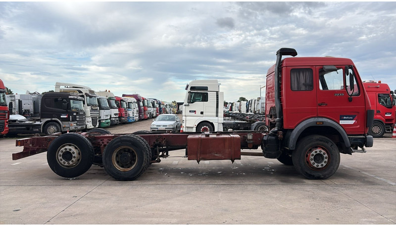 Mercedes-Benz SK 2233 (GRAND PONT / V8 AVEC 2X TURBO / BIG AXLE) - شاحنة بهيكل معدني للمقصورة: صورة 3 Mercedes-Benz SK 2233 (GRAND PONT / V8 AVEC 2X TURBO / BIG AXLE) - شاحنة بهيكل معدني للمقصورة: صورة 3