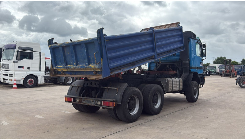 Mercedes-Benz actros 3340 (6X6 / BOITE MANUELLE /MANUAL GEARBOX / 3 PONTS / V6 / MP1) - شاحنة قلاب: صورة 5 Mercedes-Benz actros 3340 (6X6 / BOITE MANUELLE /MANUAL GEARBOX / 3 PONTS / V6 / MP1) - شاحنة قلاب: صورة 5