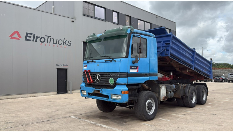 Mercedes-Benz actros 3340 (6X6 / BOITE MANUELLE /MANUAL GEARBOX / 3 PONTS / V6 / MP1) - شاحنة قلاب: صورة 1 Mercedes-Benz actros 3340 (6X6 / BOITE MANUELLE /MANUAL GEARBOX / 3 PONTS / V6 / MP1) - شاحنة قلاب: صورة 1