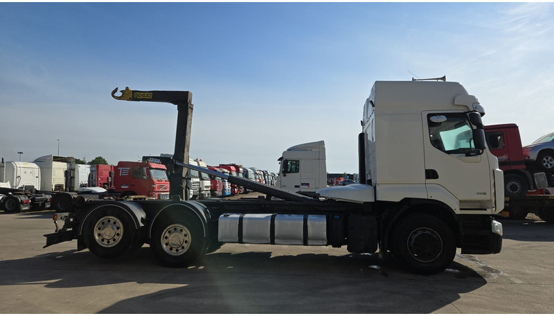 Renault Premium 450 DXI (BOITE MANUELLE / MANUAL GEARBOX / 6X2 / LAMES DEVANT) - شاحنة بهيكل معدني للمقصورة: صورة 4 Renault Premium 450 DXI (BOITE MANUELLE / MANUAL GEARBOX / 6X2 / LAMES DEVANT) - شاحنة بهيكل معدني للمقصورة: صورة 4