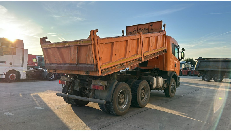 Scania 144-460 (BIG AXLE / GRAND PONT / LAMES / STEEL SUSP. / MANUAL GEARBOX / BOITE MANUELLE) - شاحنة قلاب: صورة 5 Scania 144-460 (BIG AXLE / GRAND PONT / LAMES / STEEL SUSP. / MANUAL GEARBOX / BOITE MANUELLE) - شاحنة قلاب: صورة 5