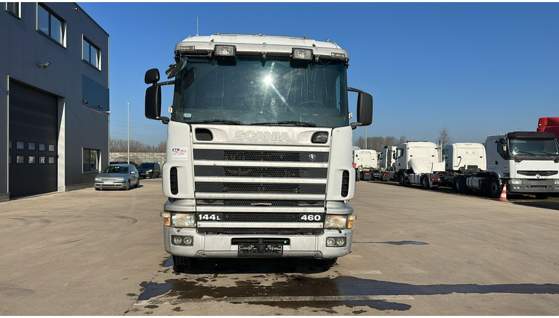 Scania 144-460 (EURO 2 / RETARDER / 6X2 / 10 TYRES / MANUAL GEARBOX) - شاحنة بهيكل معدني للمقصورة: صورة 2 Scania 144-460 (EURO 2 / RETARDER / 6X2 / 10 TYRES / MANUAL GEARBOX) - شاحنة بهيكل معدني للمقصورة: صورة 2