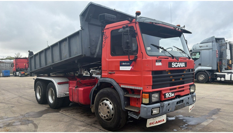 Scania 93-280 (POMPE MANUELLE / MANUAL PUMP / 6X4 / STEEL SUSP. / LAMES) - شاحنة قلاب: صورة 2 Scania 93-280 (POMPE MANUELLE / MANUAL PUMP / 6X4 / STEEL SUSP. / LAMES) - شاحنة قلاب: صورة 2