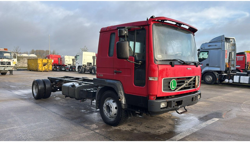Volvo FL 220 (MANUAL GEARBOX / BOITE MANUELLE) - شاحنة بهيكل معدني للمقصورة: صورة 3 Volvo FL 220 (MANUAL GEARBOX / BOITE MANUELLE) - شاحنة بهيكل معدني للمقصورة: صورة 3