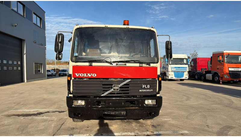 Volvo FL 6-18 (10 BOLTS / POMPE MANUELLE / MANUAL PUMP / 18T / STEEL SUSP. / LAMES) - شاحنة قلاب: صورة 3 Volvo FL 6-18 (10 BOLTS / POMPE MANUELLE / MANUAL PUMP / 18T / STEEL SUSP. / LAMES) - شاحنة قلاب: صورة 3