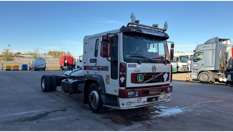 Volvo FL 6 - 220 (MANUAL GEARBOX / BOITE MANUELLE / 8 TONNES) - شاحنة بهيكل معدني للمقصورة: صورة 2 Volvo FL 6 - 220 (MANUAL GEARBOX / BOITE MANUELLE / 8 TONNES) - شاحنة بهيكل معدني للمقصورة: صورة 2