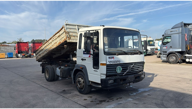 Volvo FL 6 - 8 (MANUAL PUMP / POMPE MANUELLE) - شاحنة قلاب: صورة 2 Volvo FL 6 - 8 (MANUAL PUMP / POMPE MANUELLE) - شاحنة قلاب: صورة 2