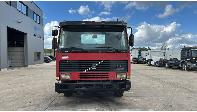 Volvo FL 7 - 260 (6X4 / LAMES / POMPE MANUELLE / MANUAL PUMP / STEEL SUSP.) - شاحنة بهيكل معدني للمقصورة: صورة 4 Volvo FL 7 - 260 (6X4 / LAMES / POMPE MANUELLE / MANUAL PUMP / STEEL SUSP.) - شاحنة بهيكل معدني للمقصورة: صورة 4