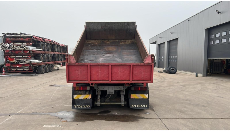 Volvo FM 10 - 320 (POMPE MANUELLE / MANUAL PUMP / MANUAL GEARBOX / BOITE MANUELLE) - شاحنة قلاب: صورة 5 Volvo FM 10 - 320 (POMPE MANUELLE / MANUAL PUMP / MANUAL GEARBOX / BOITE MANUELLE) - شاحنة قلاب: صورة 5