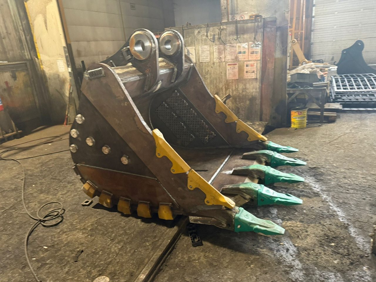 CAT 349 Armored Heavy Duty Bucket - بكت حفار - حفار زاحف: صورة 3 CAT 349 Armored Heavy Duty Bucket - بكت حفار - حفار زاحف: صورة 3