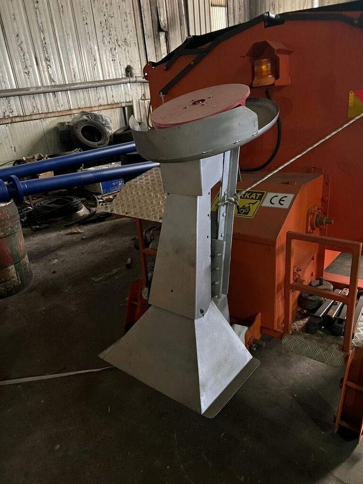 Galen Truck Salt Spreader from stock - ناثر غبار/ ملح - سيارة خدمات/ سيارة خاصة: صورة 2 Galen Truck Salt Spreader from stock - ناثر غبار/ ملح - سيارة خدمات/ سيارة خاصة: صورة 2