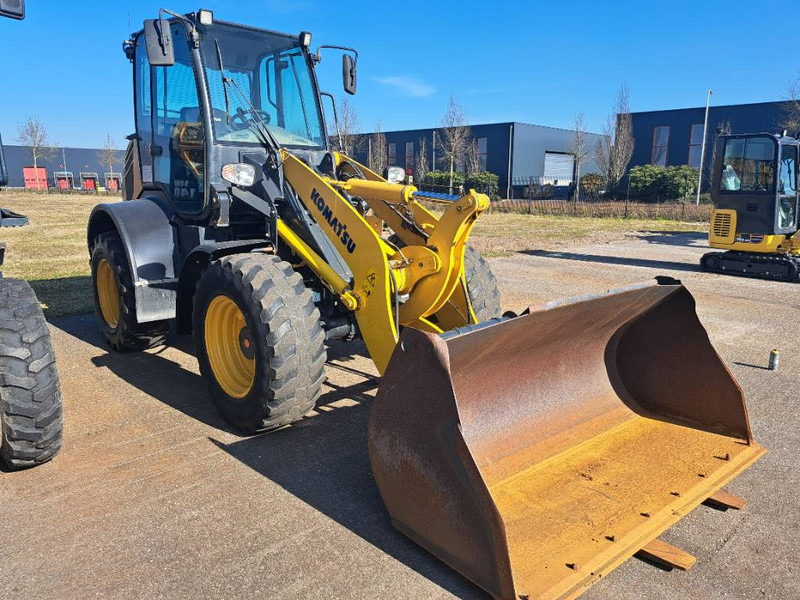 Komatsu WA100-8E0 - اللودر بعجل: صورة 2 Komatsu WA100-8E0 - اللودر بعجل: صورة 2