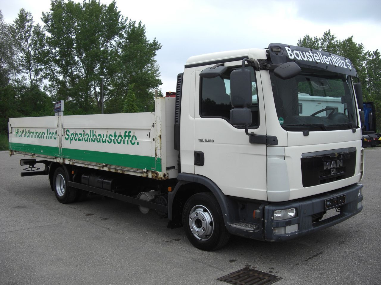 MAN 8180L Baustoffpritsche MAN 8180L Baustoffpritsche - شاحنة توصيل مفتوحة: صورة 1 MAN 8180L Baustoffpritsche MAN 8180L Baustoffpritsche - شاحنة توصيل مفتوحة: صورة 1