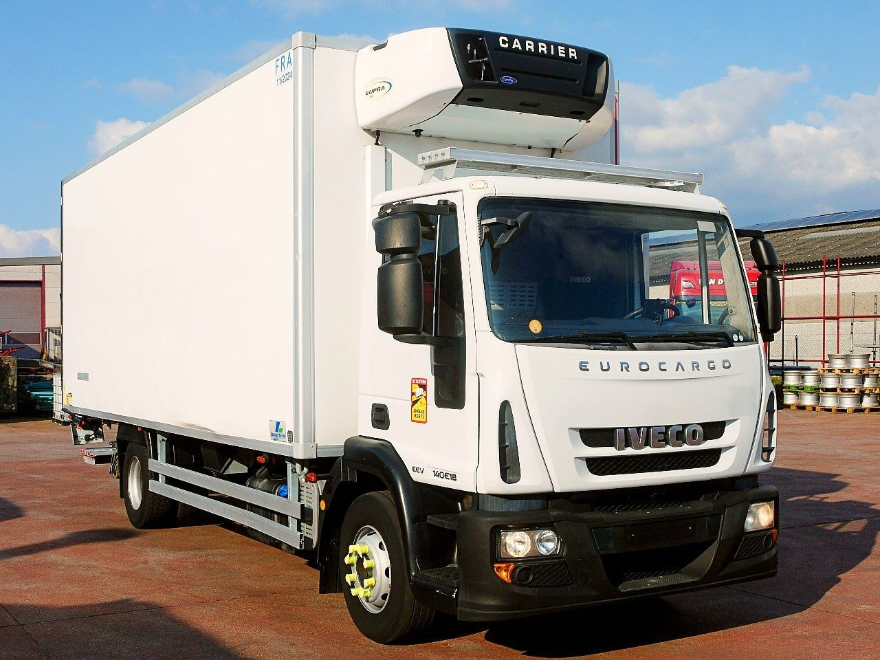 Iveco 140E18 FLEISH KUHLKOFFER CARRIER SUPRA 550 LBW Iveco 140E18 FLEISH KUHLKOFFER CARRIER SUPRA 550 LBW - شاحنة ذات مبرد: صورة 2 Iveco 140E18 FLEISH KUHLKOFFER CARRIER SUPRA 550 LBW Iveco 140E18 FLEISH KUHLKOFFER CARRIER SUPRA 550 LBW - شاحنة ذات مبرد: صورة 2
