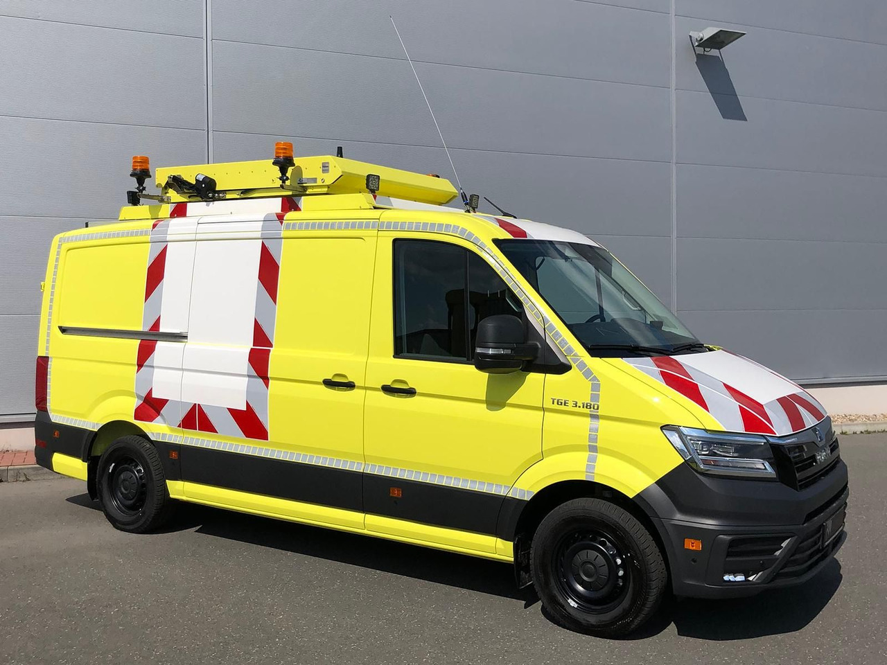 MAN TGE 3.180 L3H2 BF 4 BEGLEITFAHRZEUG ACC LED NAVI - شاحنة توصيل مغلقة: صورة 2 MAN TGE 3.180 L3H2 BF 4 BEGLEITFAHRZEUG ACC LED NAVI - شاحنة توصيل مغلقة: صورة 2