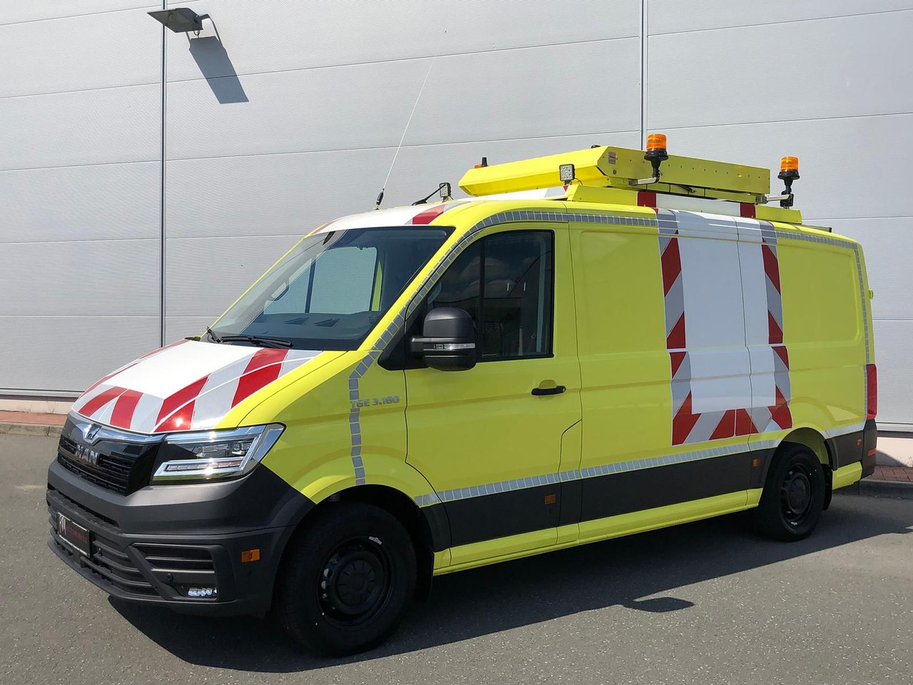 MAN TGE 3.180 L3H2 BF 4 BEGLEITFAHRZEUG ACC LED NAVI - شاحنة توصيل مغلقة: صورة 1 MAN TGE 3.180 L3H2 BF 4 BEGLEITFAHRZEUG ACC LED NAVI - شاحنة توصيل مغلقة: صورة 1