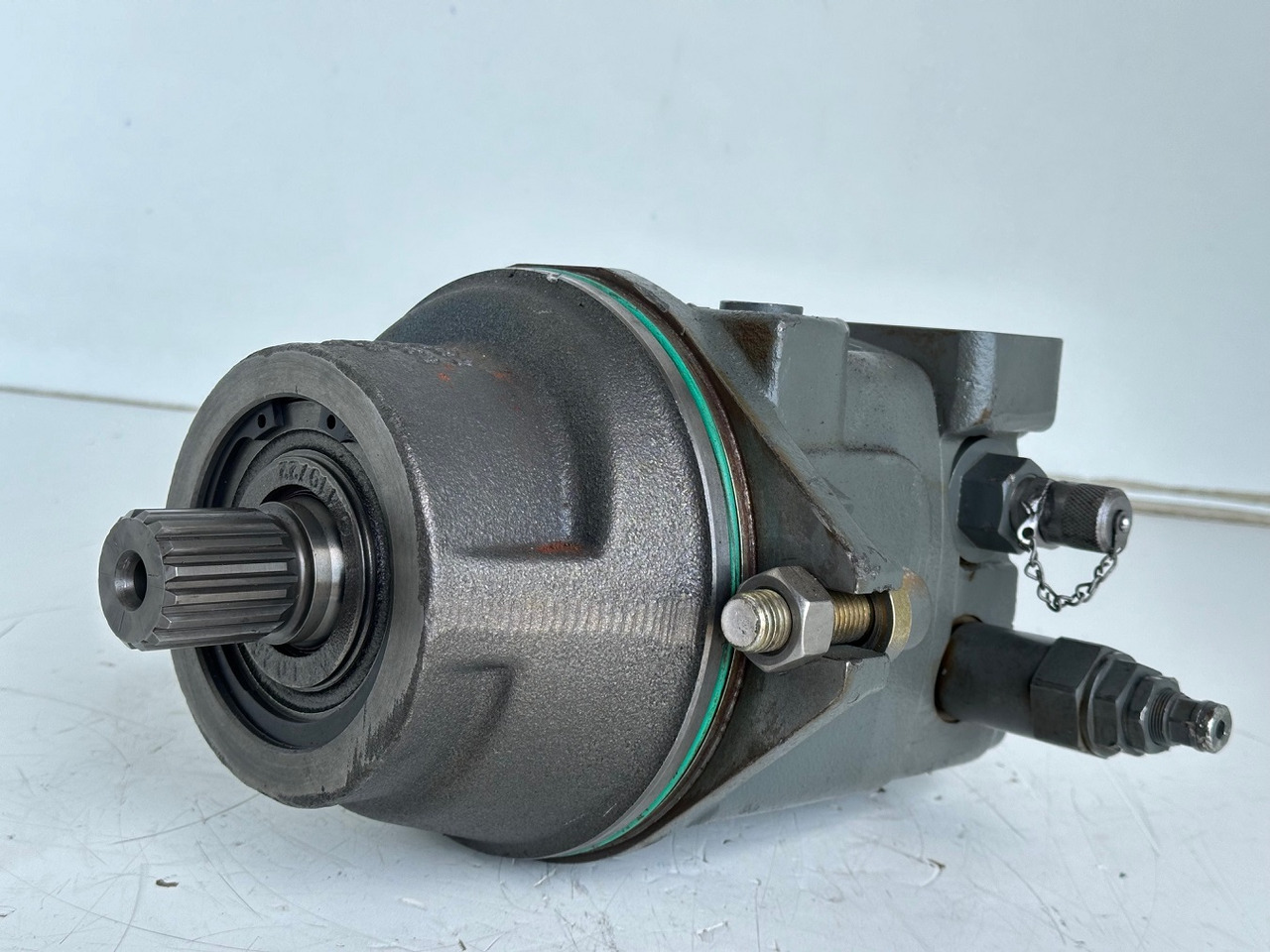 Liebherr Hydraulikeinbaumotor Typ:FMF058, ID-Nr.10122576 - ID-Nr.10145827 - ID-Nr.11371069. LOS1906, P924 COMP , R906, R906 PROTO, R916, R922, R924, R924 COMP, R926 COMP, R926 K LC. #39780# - موتور هيدروليكي - حفّار: صورة 1 Liebherr Hydraulikeinbaumotor Typ:FMF058, ID-Nr.10122576 - ID-Nr.10145827 - ID-Nr.11371069. LOS1906, P924 COMP , R906, R906 PROTO, R916, R922, R924, R924 COMP, R926 COMP, R926 K LC. #39780# - موتور هيدروليكي - حفّار: صورة 1