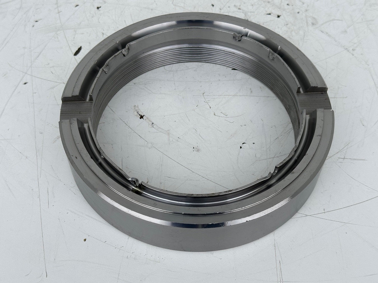 Liebherr Nutmutter ID-Nr.9443117 - ID-Nr.944311703. LH110,A974,LOS974,P974,P976,R974,R976,R980,P994,P995,R944,R995. #944311703.27.12.01# - صندوق التروس - آلات الإنشاء: صورة 1 Liebherr Nutmutter ID-Nr.9443117 - ID-Nr.944311703. LH110,A974,LOS974,P974,P976,R974,R976,R980,P994,P995,R944,R995. #944311703.27.12.01# - صندوق التروس - آلات الإنشاء: صورة 1