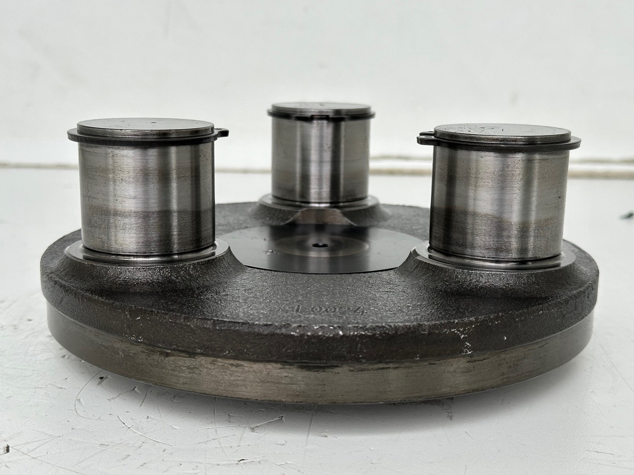 Liebherr Planetenträger ID-Nr.970559601. A900,A904,A913COMP,A914COMP,A914,A916COMP,A916,A918COMP,A918,A920,A922RAIL,A924RAIL,LH18,LH22,LH24,LH26,R900,R914 RAIL,R904,R914COMP,R918,R920,R922. #970559601 - صندوق التروس - آلات الإنشاء: صورة 3 Liebherr Planetenträger ID-Nr.970559601. A900,A904,A913COMP,A914COMP,A914,A916COMP,A916,A918COMP,A918,A920,A922RAIL,A924RAIL,LH18,LH22,LH24,LH26,R900,R914 RAIL,R904,R914COMP,R918,R920,R922. #970559601 - صندوق التروس - آلات الإنشاء: صورة 3