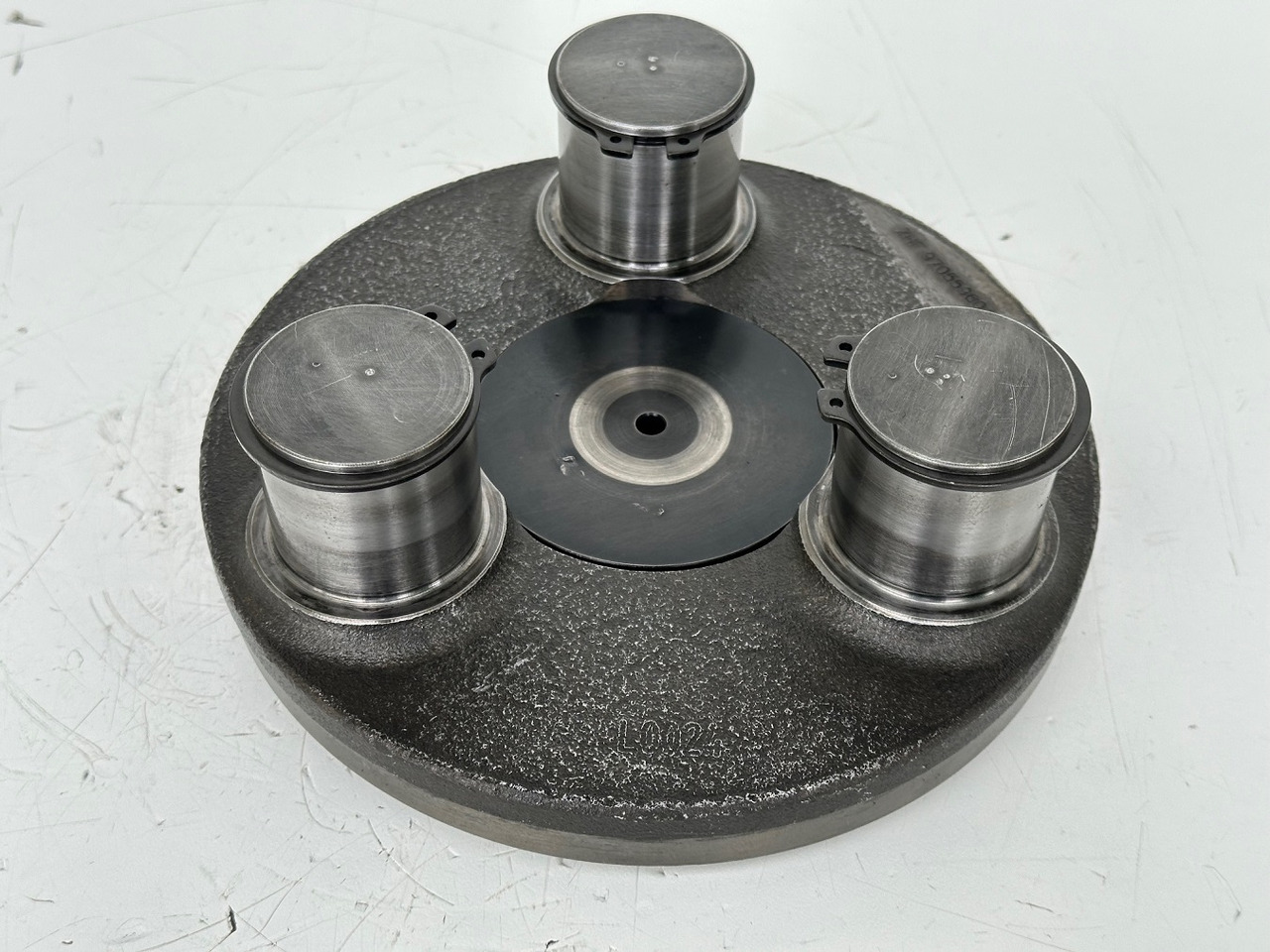 Liebherr Planetenträger ID-Nr.970559601. A900,A904,A913COMP,A914COMP,A914,A916COMP,A916,A918COMP,A918,A920,A922RAIL,A924RAIL,LH18,LH22,LH24,LH26,R900,R914 RAIL,R904,R914COMP,R918,R920,R922. #970559601 - صندوق التروس - آلات الإنشاء: صورة 1 Liebherr Planetenträger ID-Nr.970559601. A900,A904,A913COMP,A914COMP,A914,A916COMP,A916,A918COMP,A918,A920,A922RAIL,A924RAIL,LH18,LH22,LH24,LH26,R900,R914 RAIL,R904,R914COMP,R918,R920,R922. #970559601 - صندوق التروس - آلات الإنشاء: صورة 1