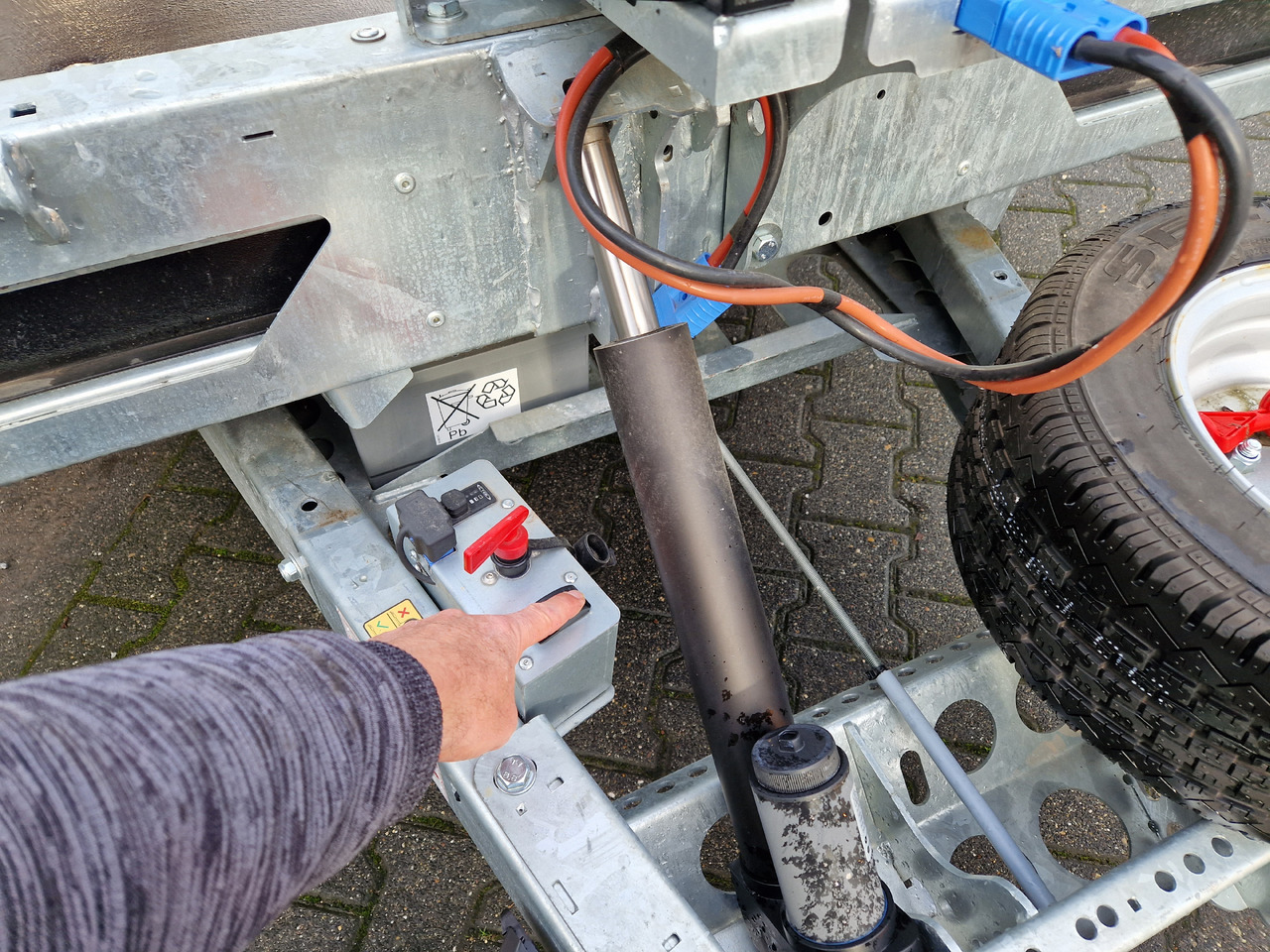 BJT T Transporter 231 550x224cm elektrisch ankippbar Komfort Paket Warn Winde LED 10" Tridem 3500kg - مقطورة لنقل المعدات: صورة 4 BJT T Transporter 231 550x224cm elektrisch ankippbar Komfort Paket Warn Winde LED 10" Tridem 3500kg - مقطورة لنقل المعدات: صورة 4