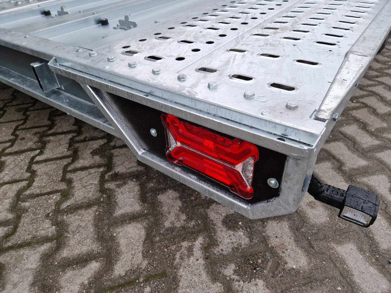 BJT T Transporter 231 550x224cm grau Tridem Alufelgen Auffahrrampen 180cm (XXL) 3500kg Aktion - مقطورة لنقل المعدات: صورة 3 BJT T Transporter 231 550x224cm grau Tridem Alufelgen Auffahrrampen 180cm (XXL) 3500kg Aktion - مقطورة لنقل المعدات: صورة 3