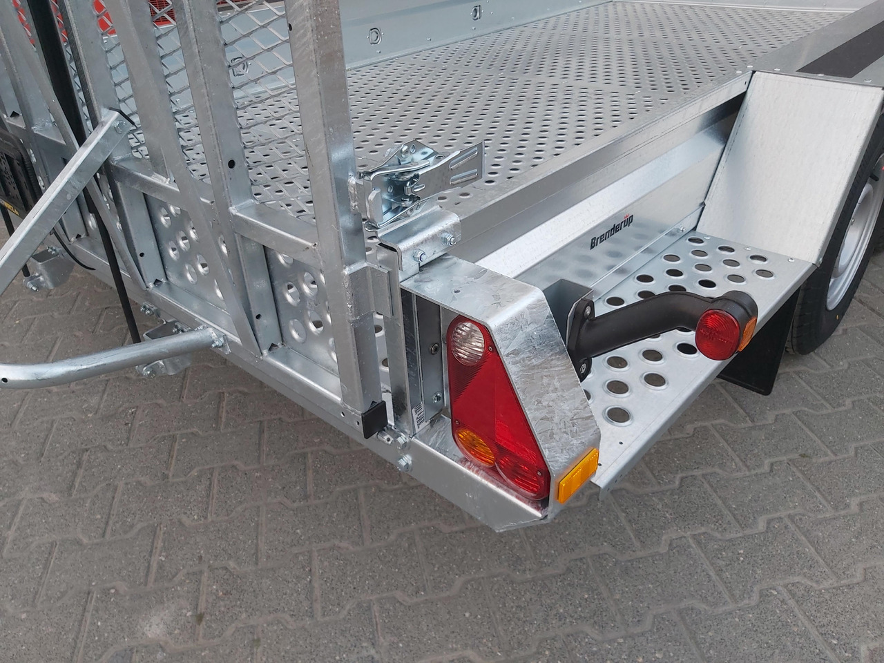 Brenderup MT 3651 MT3600 STB3500s 360x179x27cm Auffahrklappe Lochboden Stahl Reserverad 3500kg - مقطورة لنقل المعدات: صورة 5 Brenderup MT 3651 MT3600 STB3500s 360x179x27cm Auffahrklappe Lochboden Stahl Reserverad 3500kg - مقطورة لنقل المعدات: صورة 5