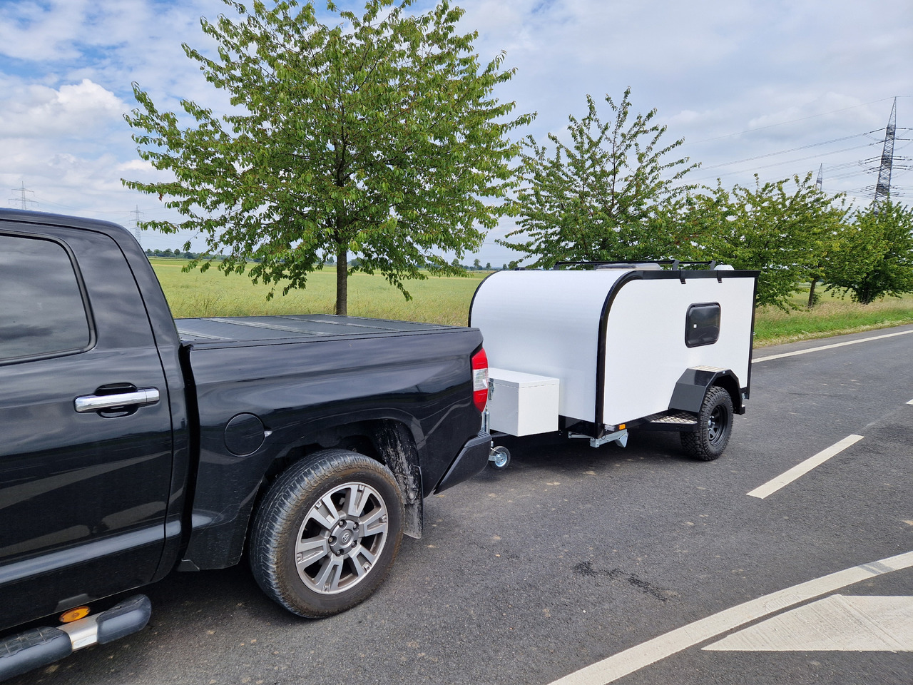 Cargo Base Camp offroad M 290x148x128cm Solar Akku 12 Volt Reeling 1350kg 100km/H - كرفان سحب: صورة 2 Cargo Base Camp offroad M 290x148x128cm Solar Akku 12 Volt Reeling 1350kg 100km/H - كرفان سحب: صورة 2