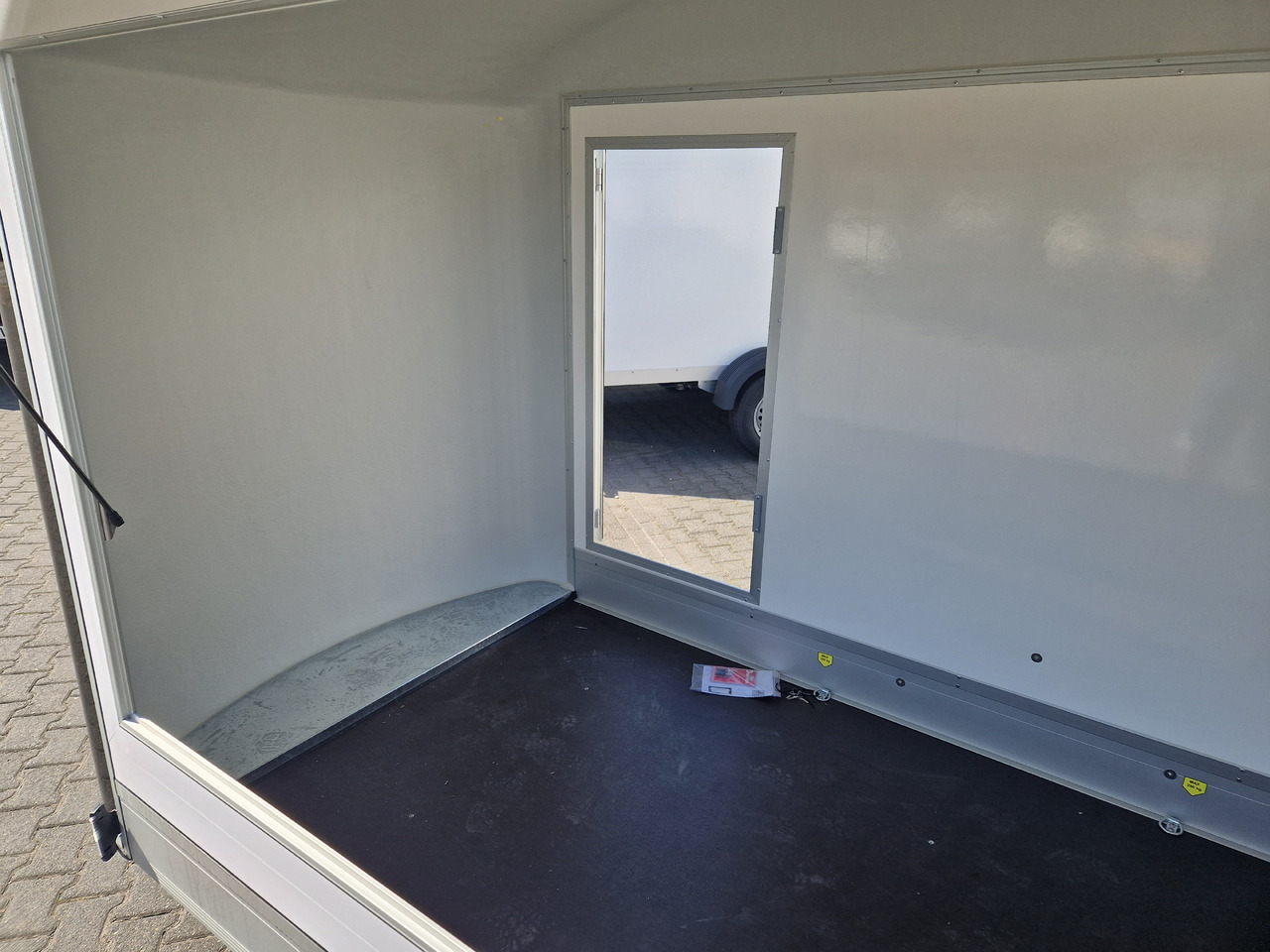 Cargo Roadster 300 300x150x184cm Sandwich weiß Poly black Seitenklappe &Tür Alufelgen 1300kg Pullman - بيع مقطورة: صورة 4 Cargo Roadster 300 300x150x184cm Sandwich weiß Poly black Seitenklappe &Tür Alufelgen 1300kg Pullman - بيع مقطورة: صورة 4