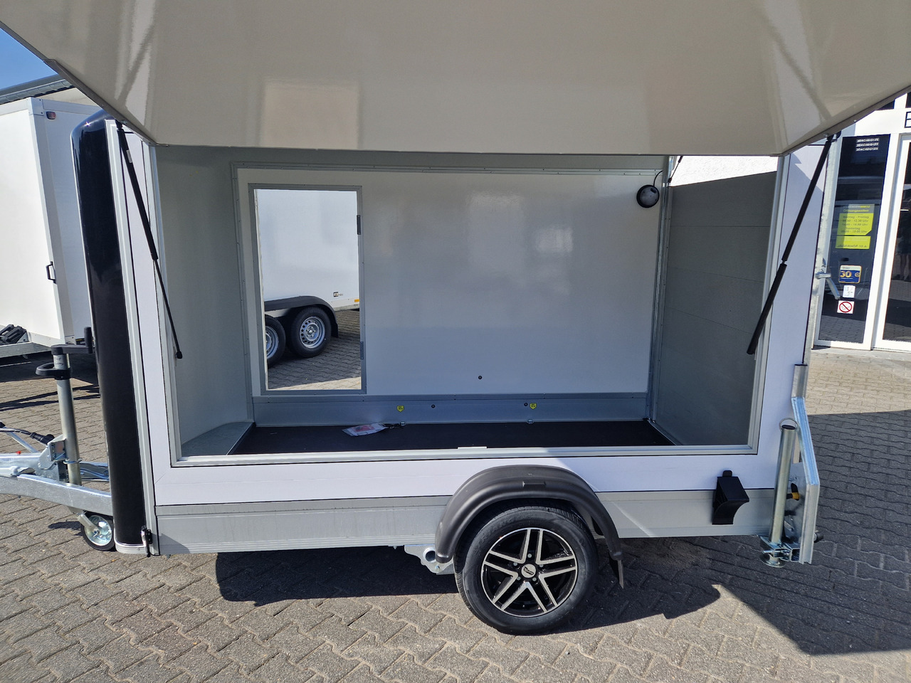 Cargo Roadster 300 300x150x184cm Sandwich weiß Poly black Seitenklappe &Tür Alufelgen 1300kg Pullman - بيع مقطورة: صورة 2 Cargo Roadster 300 300x150x184cm Sandwich weiß Poly black Seitenklappe &Tür Alufelgen 1300kg Pullman - بيع مقطورة: صورة 2