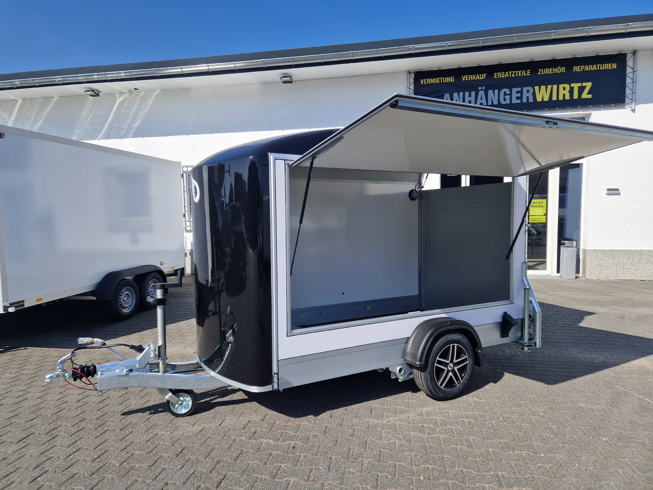 Cargo Roadster 300 300x150x184cm Sandwich weiß Poly black Seitenklappe &Tür Alufelgen 1300kg Pullman - بيع مقطورة: صورة 1 Cargo Roadster 300 300x150x184cm Sandwich weiß Poly black Seitenklappe &Tür Alufelgen 1300kg Pullman - بيع مقطورة: صورة 1