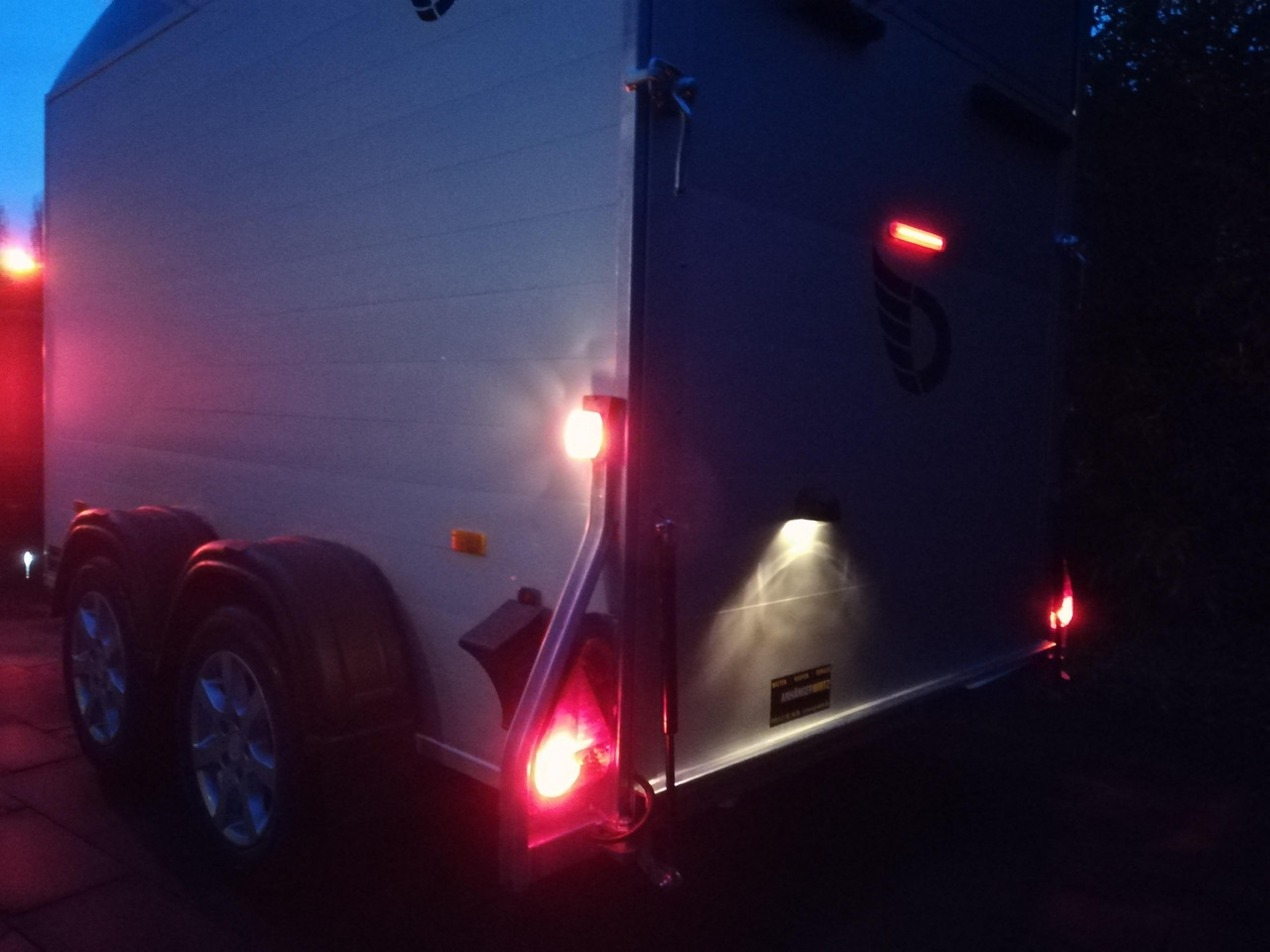 Cargo Roadster 500 312x167x199cm Alu Poly black Seitentür 100km/H Pullman 2000kg Sommer Aktion 2025 - مقطورة بصندوق مغلق: صورة 3 Cargo Roadster 500 312x167x199cm Alu Poly black Seitentür 100km/H Pullman 2000kg Sommer Aktion 2025 - مقطورة بصندوق مغلق: صورة 3