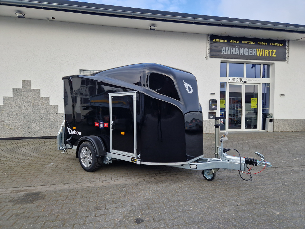 Debon Cargo 1300 300x152x168cm black Seitentür Alufelgen silver Pullman II 100km/H 1300kg Modell 25 - مقطورة عربة: صورة 1 Debon Cargo 1300 300x152x168cm black Seitentür Alufelgen silver Pullman II 100km/H 1300kg Modell 25 - مقطورة عربة: صورة 1