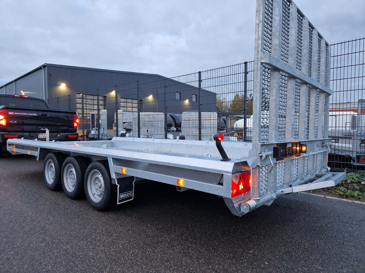 مقطورة لنقل المعدات HULCO TERRAX Aluboden 469x195x27cm Heckrampe 150cm Tridem 3500kg (XXL): صورة 10