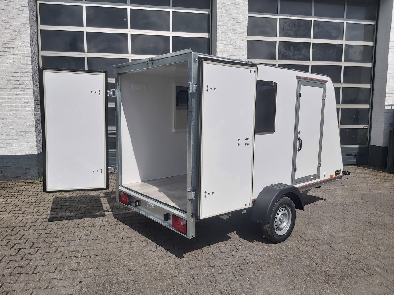 Kargo Camp TFS S Midi 320x150x150cm aero Seitentür Fenster Strom 230V (S) 750kg gebremst Modell 22 - كرفان سحب: صورة 2 Kargo Camp TFS S Midi 320x150x150cm aero Seitentür Fenster Strom 230V (S) 750kg gebremst Modell 22 - كرفان سحب: صورة 2