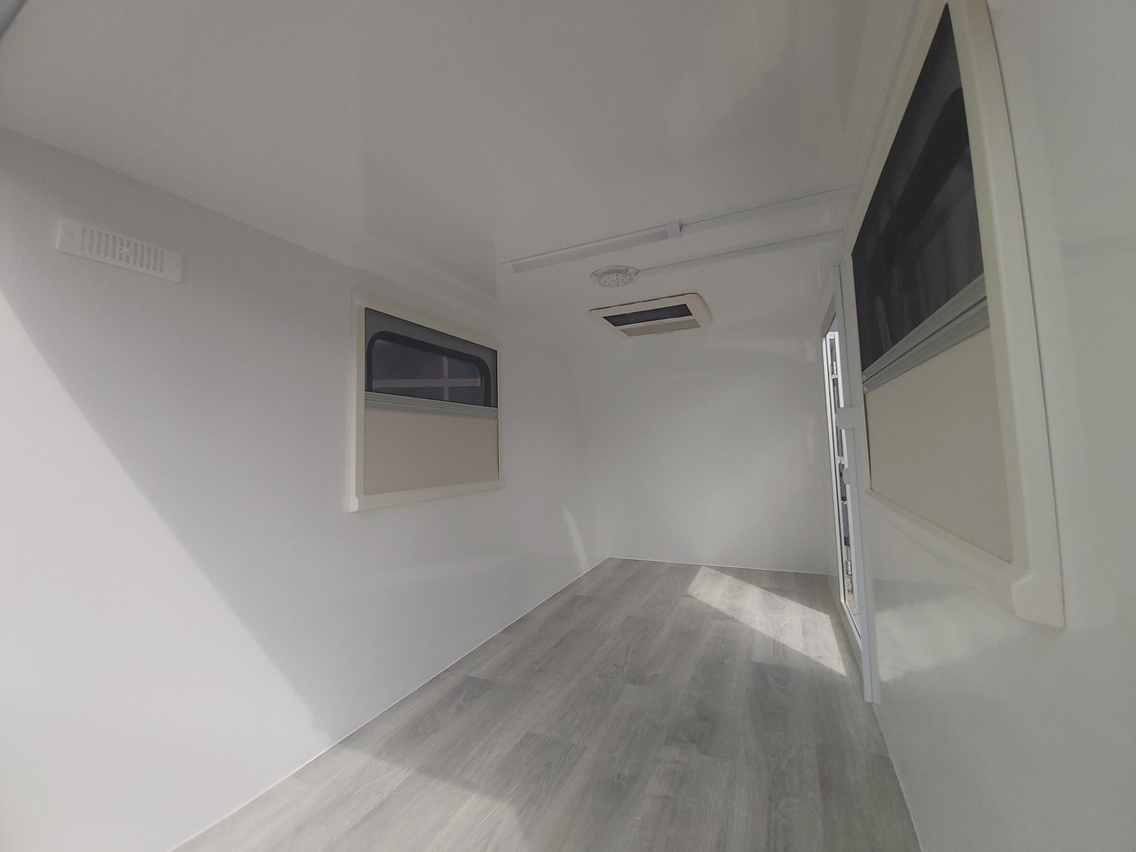 Kargo Camp TFS S Midi 320x150x150cm aero Seitentür Fenster Strom 230V (S) 750kg gebremst Modell 22 - كرفان سحب: صورة 3 Kargo Camp TFS S Midi 320x150x150cm aero Seitentür Fenster Strom 230V (S) 750kg gebremst Modell 22 - كرفان سحب: صورة 3