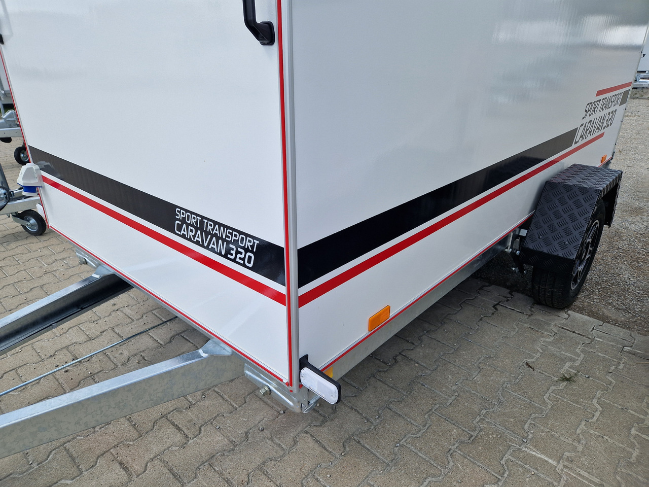 Koffer Camp TFS ST 320.01 320x150x180cm Premium Rampe Seitentür Fenster Bett 1300kg 100km/H - كرفان سحب: صورة 3 Koffer Camp TFS ST 320.01 320x150x180cm Premium Rampe Seitentür Fenster Bett 1300kg 100km/H - كرفان سحب: صورة 3