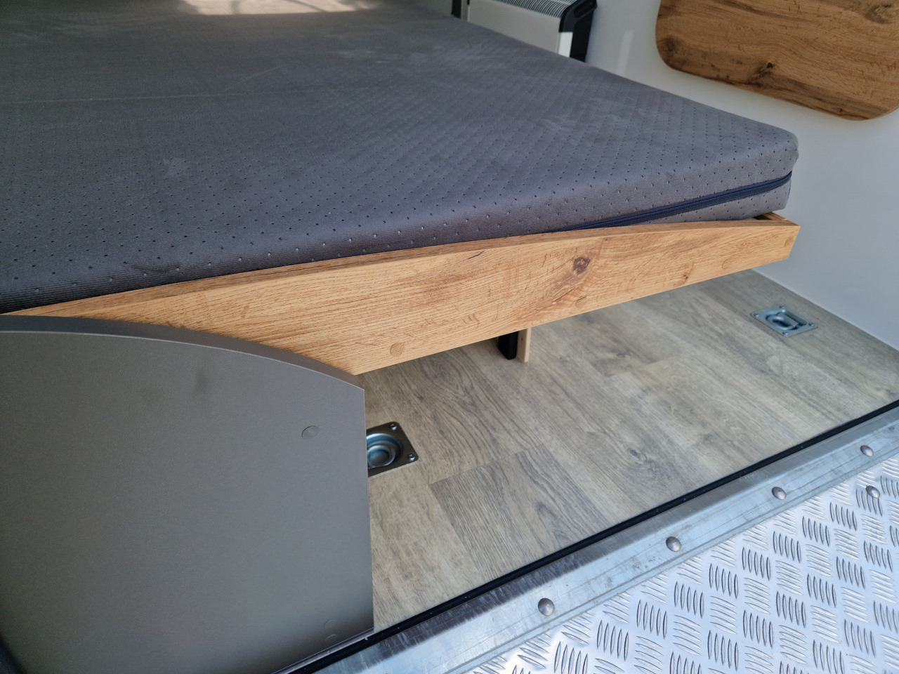 Koffer Camp TFS ST 320.01 320x150x180cm Premium Rampe Seitentür Fenster Bett 1300kg 100km/H - كرفان سحب: صورة 4 Koffer Camp TFS ST 320.01 320x150x180cm Premium Rampe Seitentür Fenster Bett 1300kg 100km/H - كرفان سحب: صورة 4