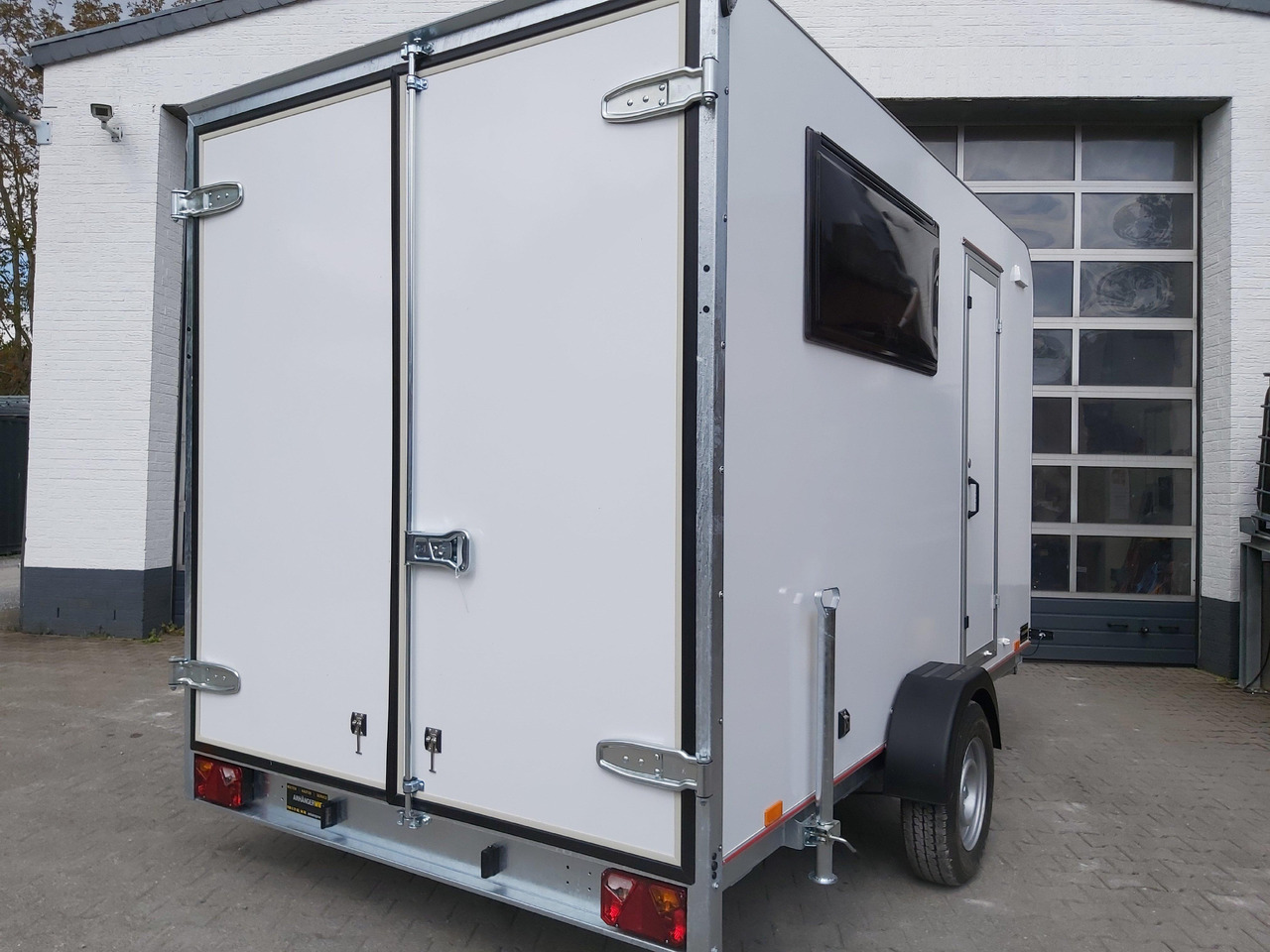 Koffer Sport Camp TFS 360.00 360x200x210cm aero Seitentür Fenster Bett (L) 1300kg 100km/H - كرفان سحب: صورة 2 Koffer Sport Camp TFS 360.00 360x200x210cm aero Seitentür Fenster Bett (L) 1300kg 100km/H - كرفان سحب: صورة 2