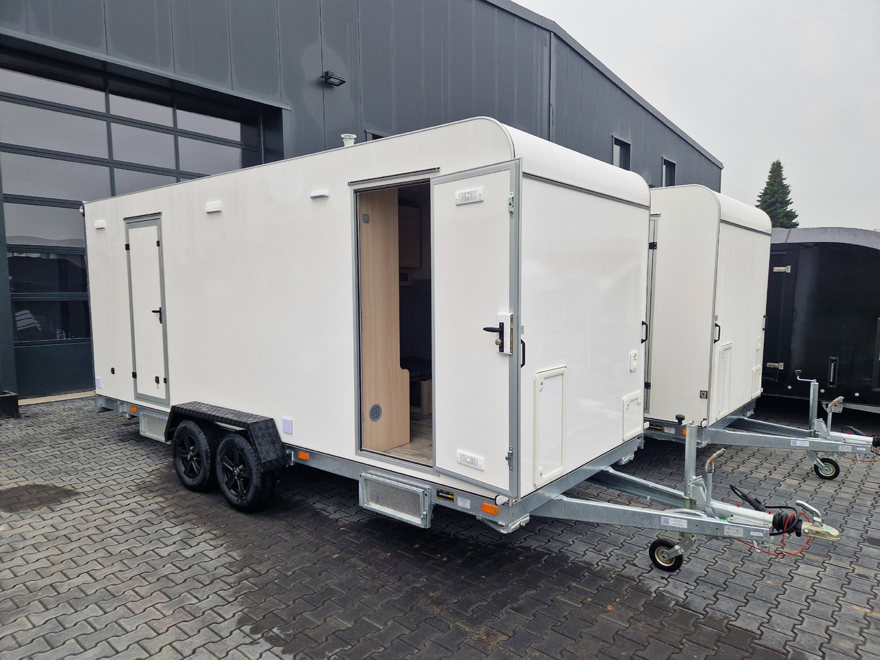 Koffer Sport Camp TFS 550.01 550x200x210cm Laderaum ST & Wohnabteil 2700kg - كرفان سحب: صورة 3 Koffer Sport Camp TFS 550.01 550x200x210cm Laderaum ST & Wohnabteil 2700kg - كرفان سحب: صورة 3