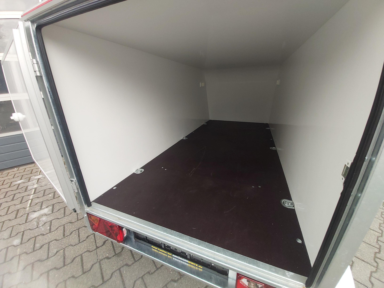 Kofferanhänger TF4 S Midi 250x110x90cm aerodynamisch Trittbretter Dachreling (S) 100km/H 750kg - مقطورة بصندوق مغلق: صورة 3 Kofferanhänger TF4 S Midi 250x110x90cm aerodynamisch Trittbretter Dachreling (S) 100km/H 750kg - مقطورة بصندوق مغلق: صورة 3