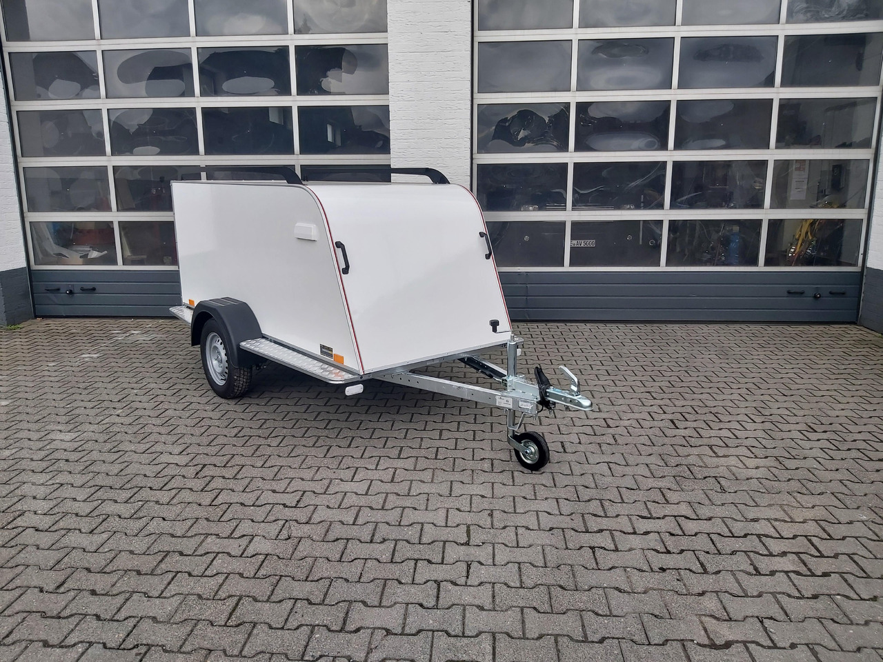 Kofferanhänger TF4 S Midi 250x110x90cm aerodynamisch Trittbretter Dachreling (S) 100km/H 750kg - مقطورة بصندوق مغلق: صورة 5 Kofferanhänger TF4 S Midi 250x110x90cm aerodynamisch Trittbretter Dachreling (S) 100km/H 750kg - مقطورة بصندوق مغلق: صورة 5