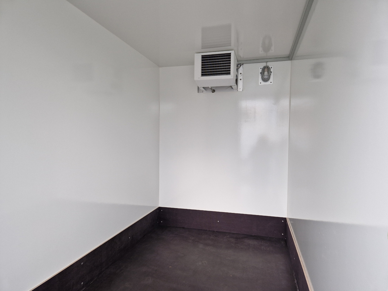 Kühlanhänger AZKF C 2730/155 294x154x200cm Cibin 230V Kühlanlage Pluskühler (M)2700kg März Akti - مقطورة للتبريد: صورة 5 Kühlanhänger AZKF C 2730/155 294x154x200cm Cibin 230V Kühlanlage Pluskühler (M)2700kg März Akti - مقطورة للتبريد: صورة 5